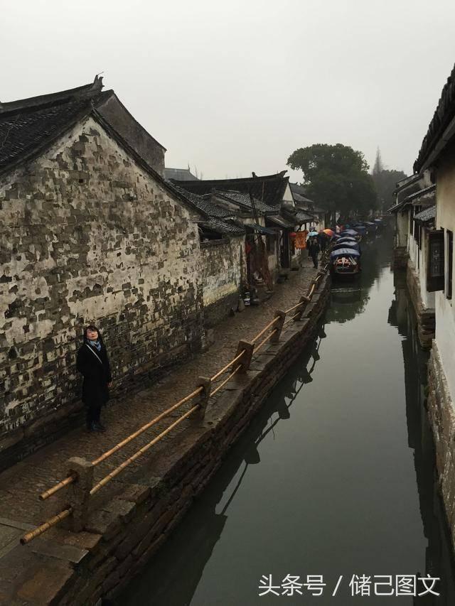 黑色不规则无袖半身裙,这样一身既性感又辣妹的穿搭,你会心动吗?- 冷知识分享平台,发现你所不知道的冷知识!